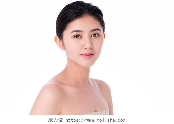 年轻美丽的亚洲女人皮肤清澈清新面部护理